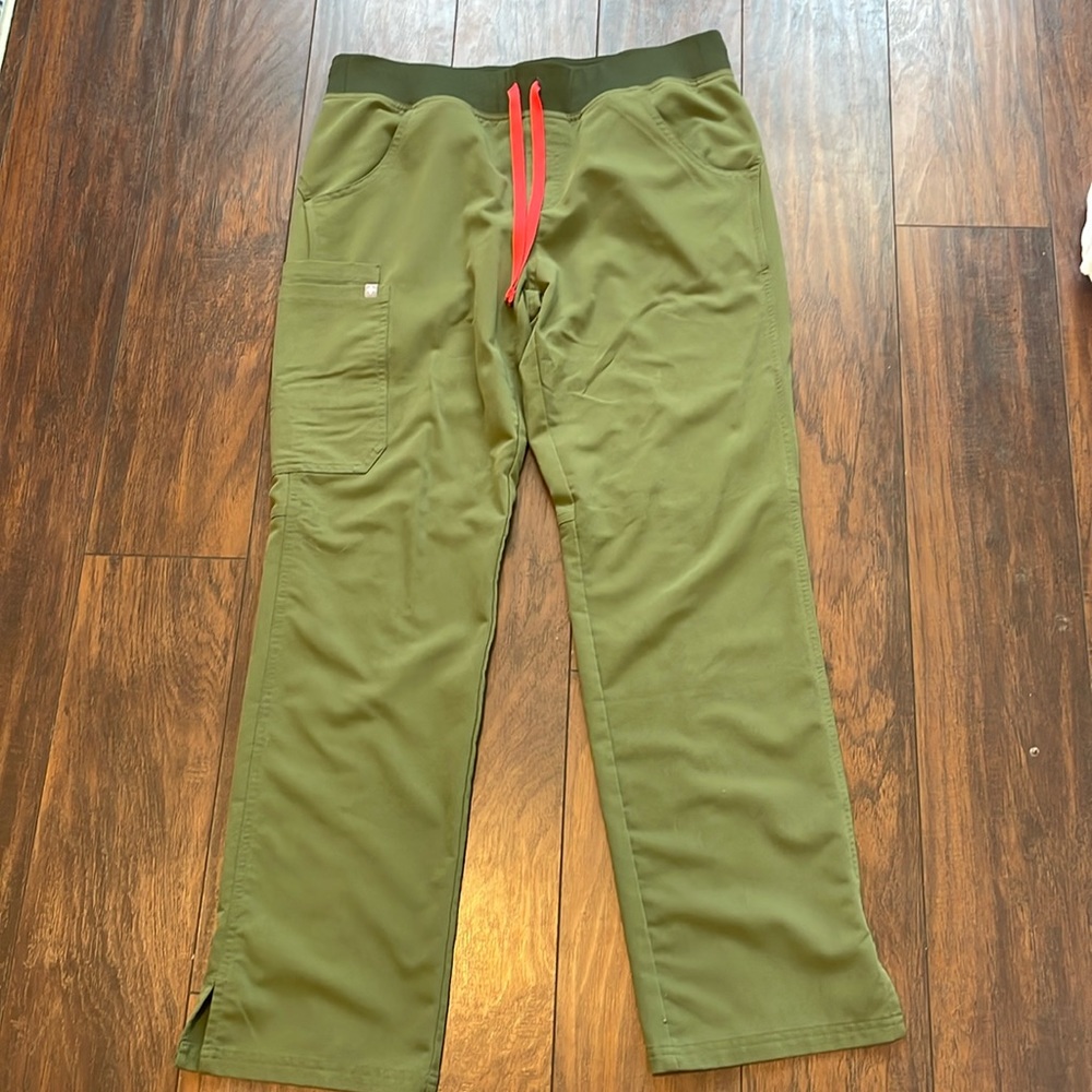 Figs Women’s Kade Cargo Scrub pant, Green, Size M